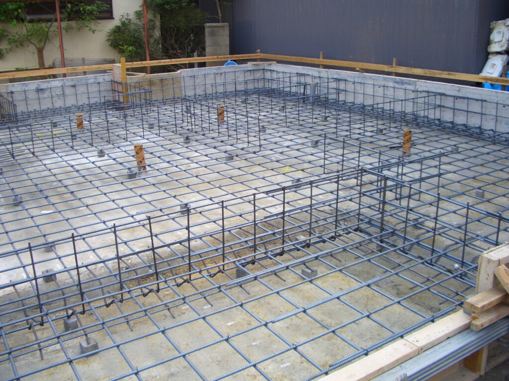 基礎のベース配筋が組み上がった状態