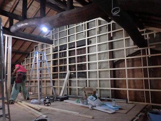 壁下地の格子状の木材が施工された室内