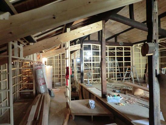 2階の床レベル調整と壁下地の施工中の様子