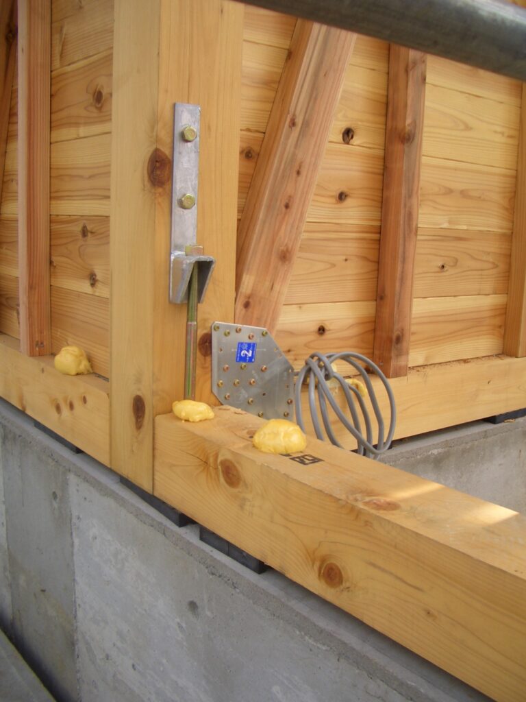 板倉造りの柱に取り付けられた筋かい金物