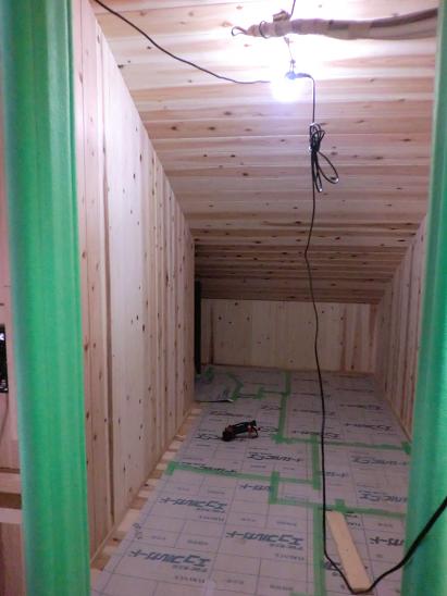 無垢杉板で仕上げられた壁と天井の勾配部分