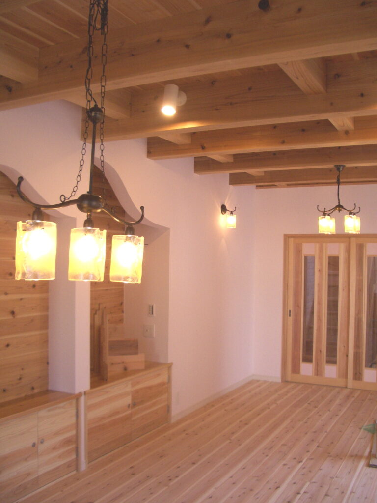 竣工後のリビング。杉ムク材の天井と床、ドライウォールの白い壁が調和した空間