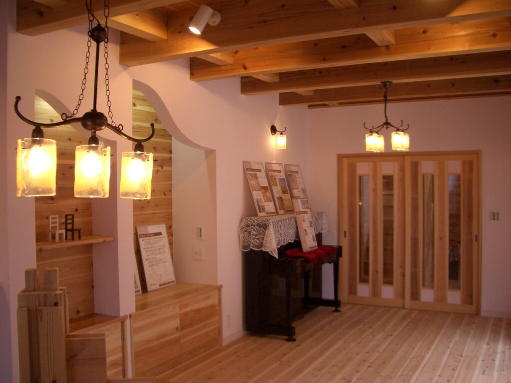 完成したリビング・ダイニングの内観。杉板の天井とアーチの開口部が特徴的