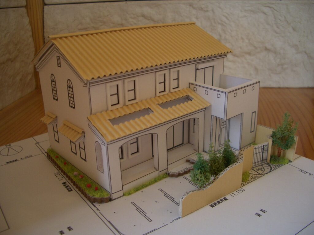 外構の完成予想模型。ヨーロッパ風の建物デザインに合わせたプラン