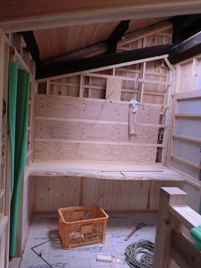 古材を再利用した手洗いカウンターの下地施工