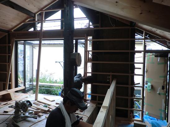 2階の大開口サッシの取り付け工事中、職人が作業している様子