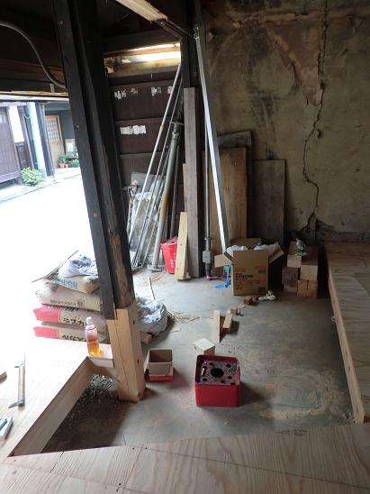 1階の柱補修工事の様子、新しい木材で既存柱を継いでいる