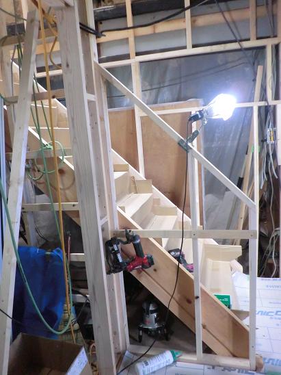 杉板の横格子で仕上げられた階段手すり壁