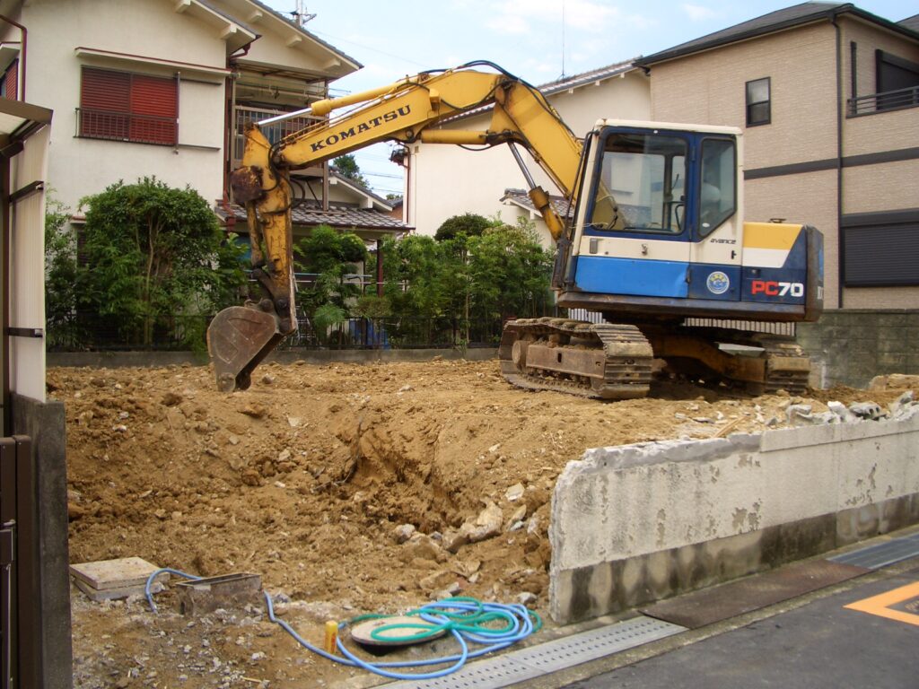 解体工事中の敷地と重機