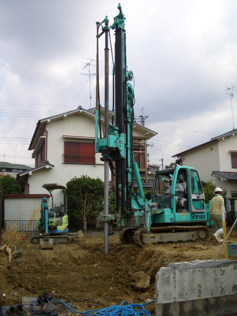 柱状改良工事でオーガーを地盤に挿入している様子