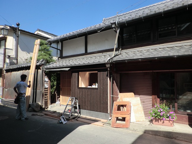 焼杉で仕上げられた外壁と玄関廻り