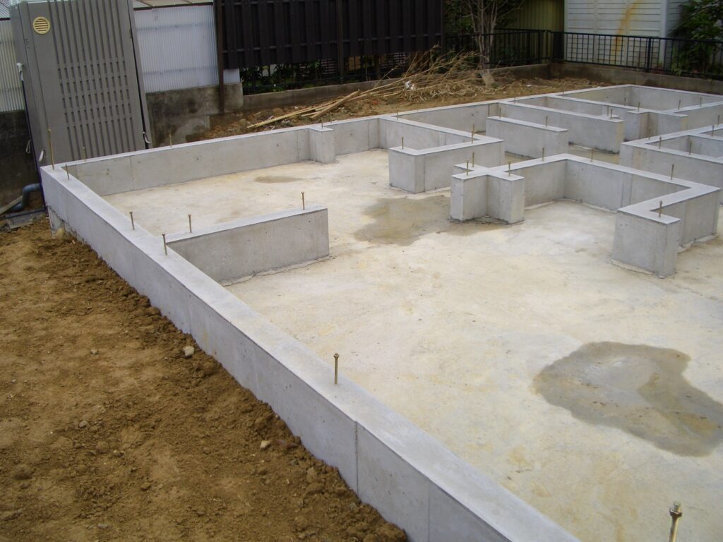 型枠撤去後の完成したベタ基礎