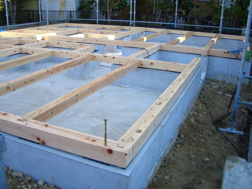 基礎の上に土台を敷いた状態