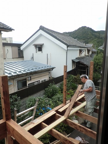 2階に新設されたウッドバルコニーの施工中の様子