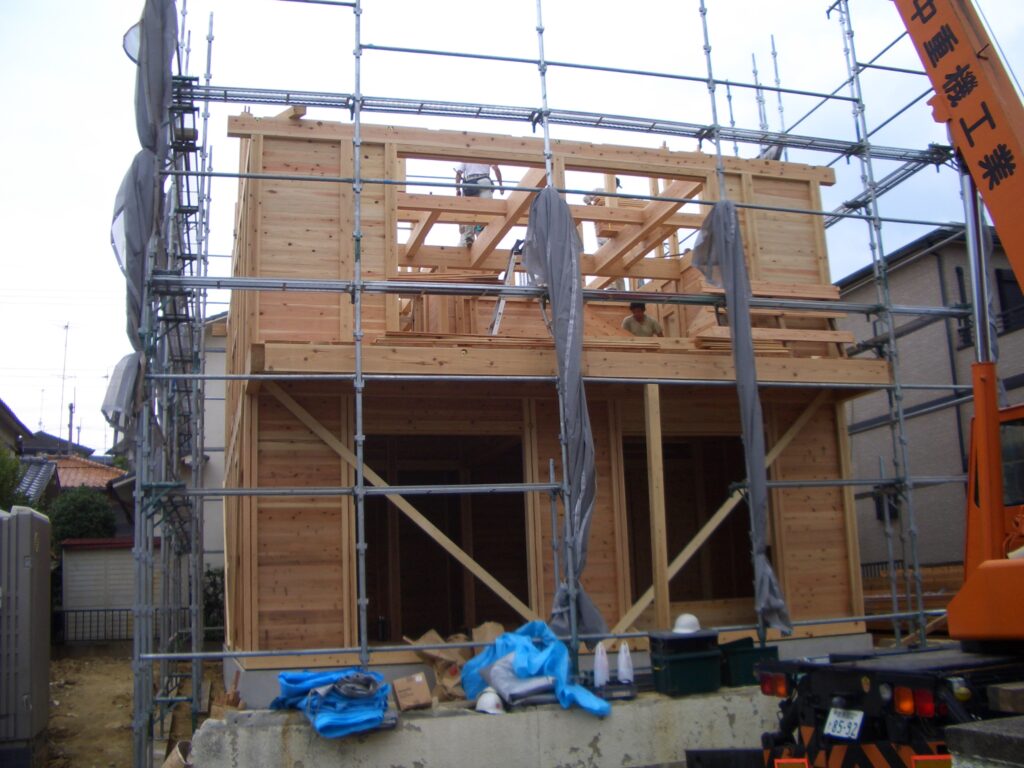 建て方一日目が終了し1階が立ち上がった板倉造りの構造体