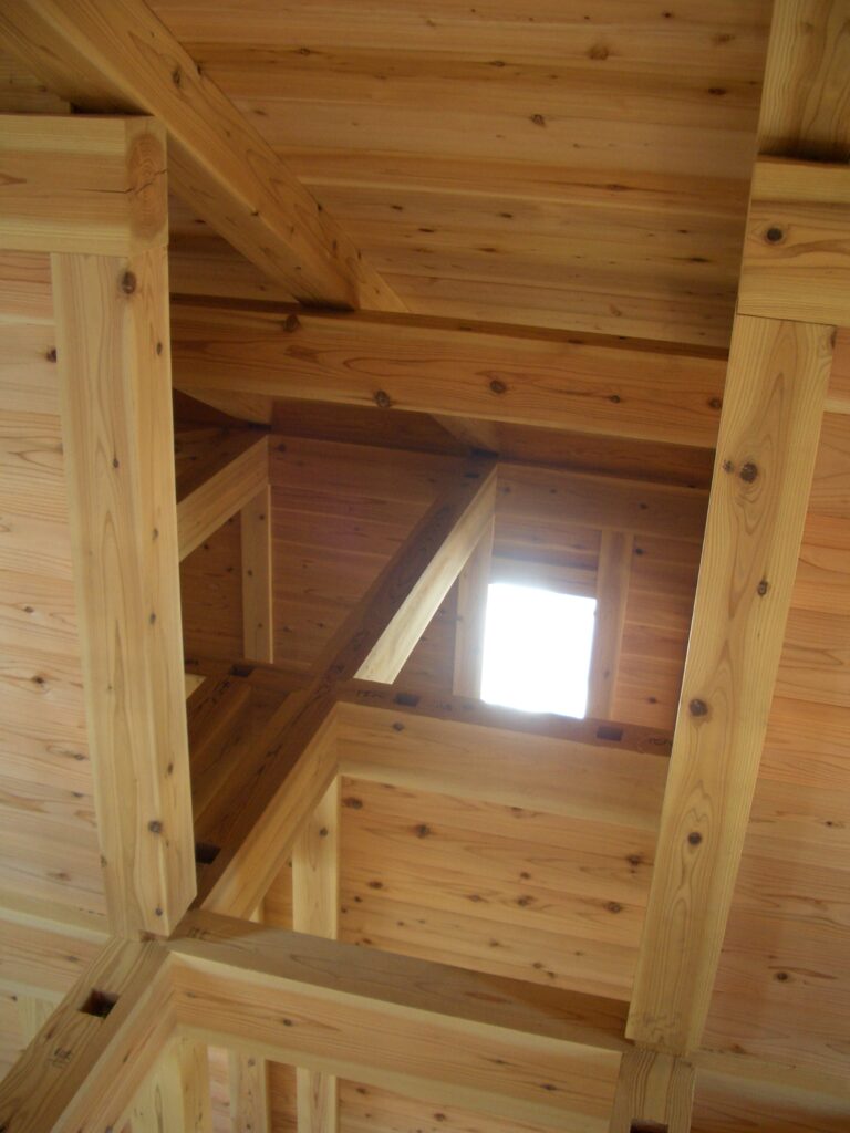 板倉造りの室内。無垢の杉板の壁と天井が見える