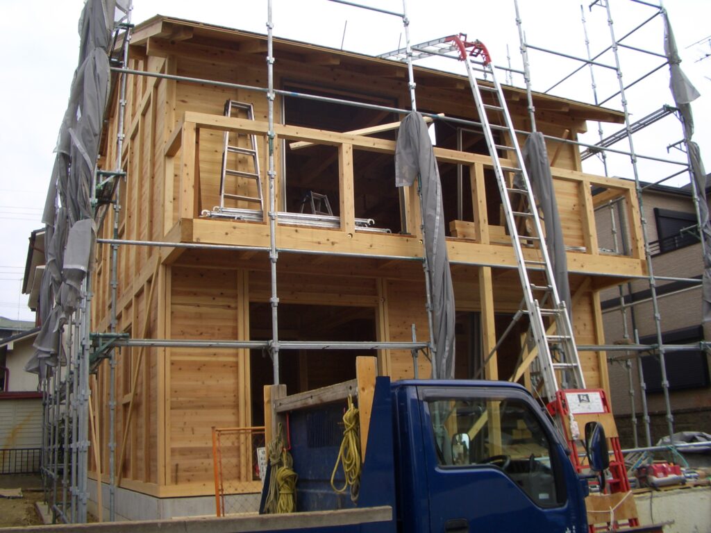 屋根の形が完成した板倉造りの建物外観