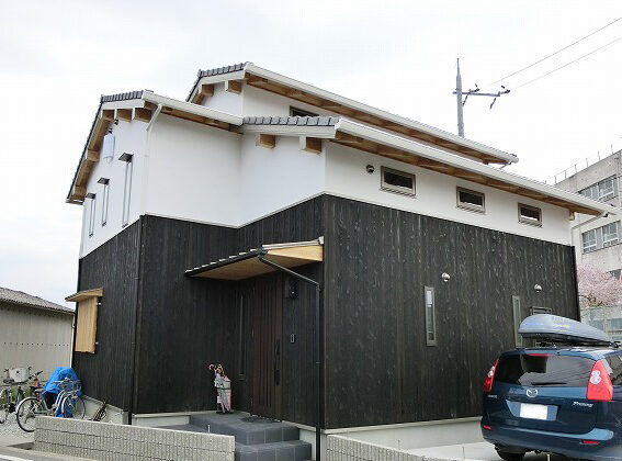 焼杉と漆喰の外壁が特徴的な板倉造りの家の外観