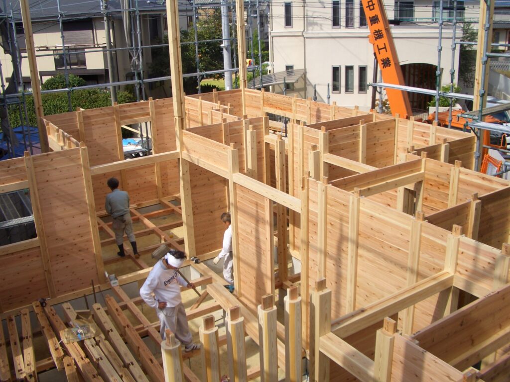 板倉造りの建て方の様子。柱の間に厚い杉板を落とし込んだ壁が見える