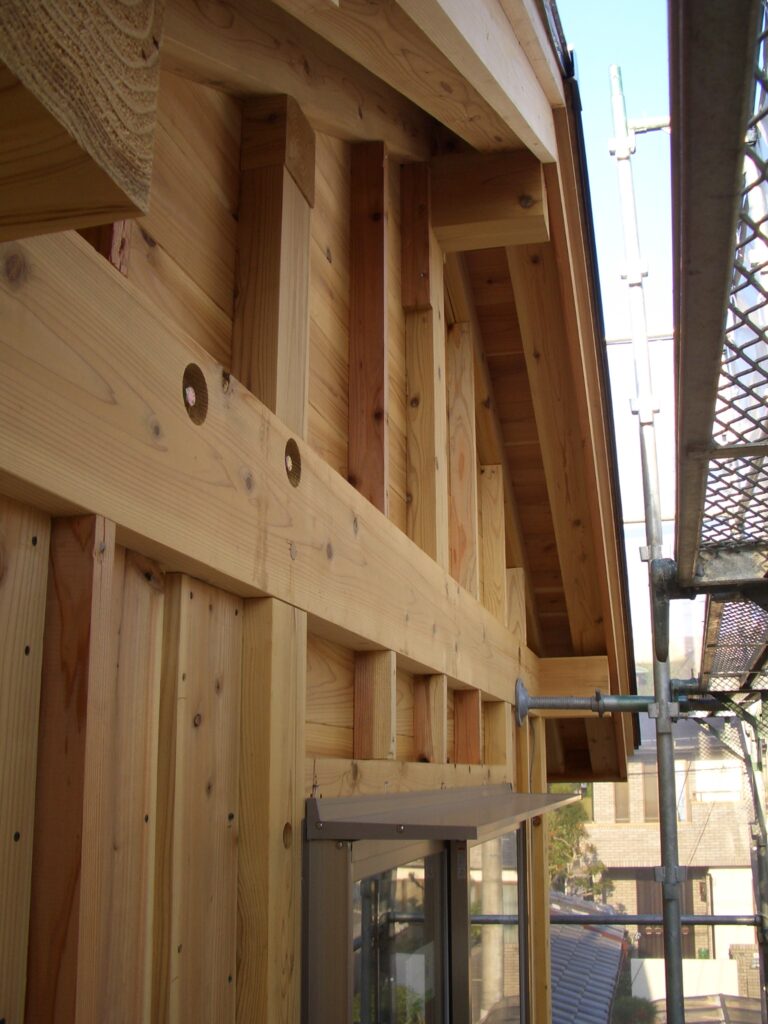 板倉造りの外壁。無垢の杉板が美しく並ぶ軒先