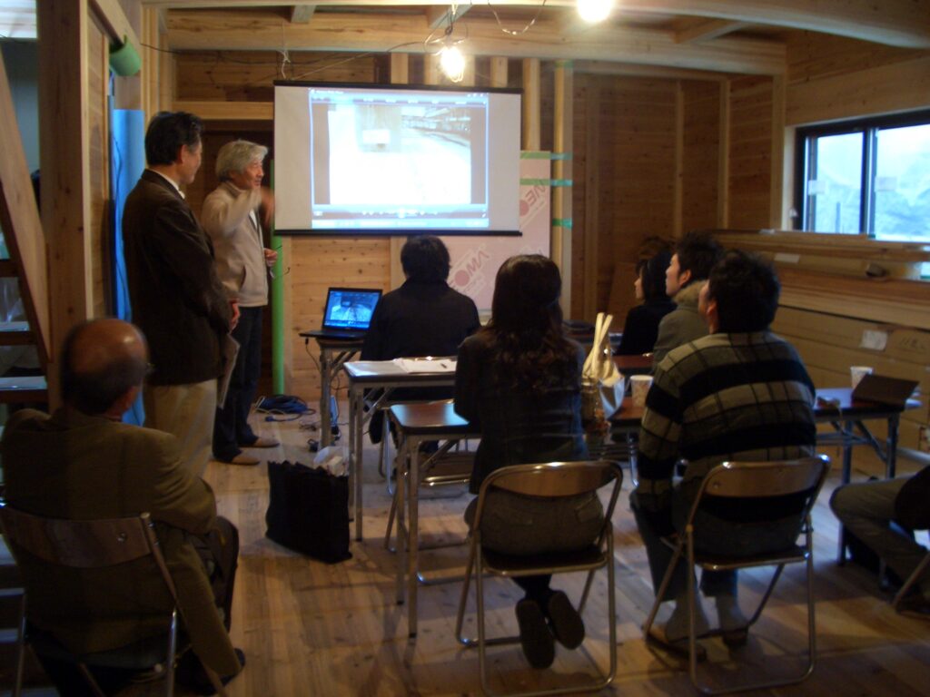 建築中の板倉造りの家で行われた板倉の家協同組合の勉強会の様子