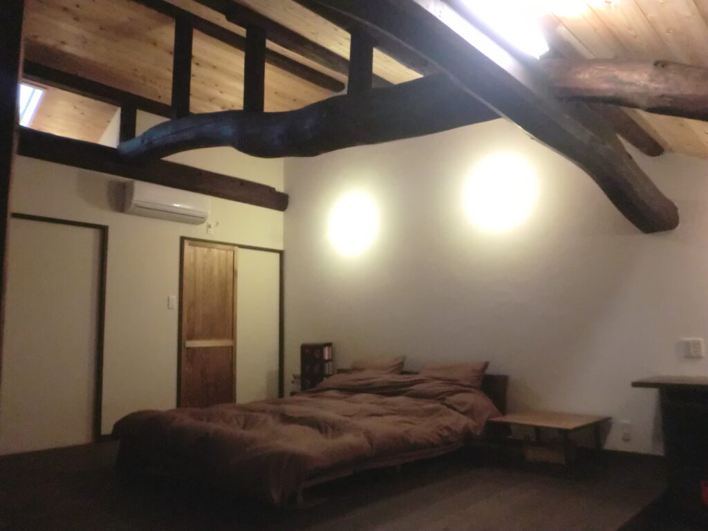 珪藻土の壁と杉板の天井で仕上げられた寝室