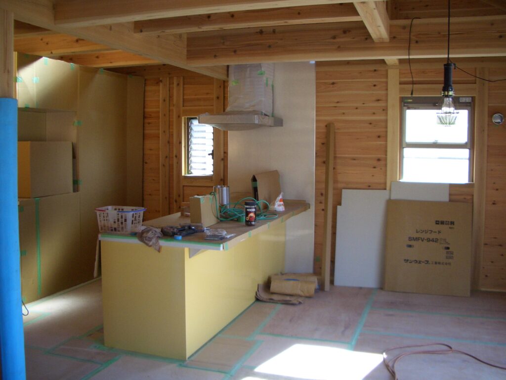 板倉造りの室内でシステムキッチンが取り付けられている