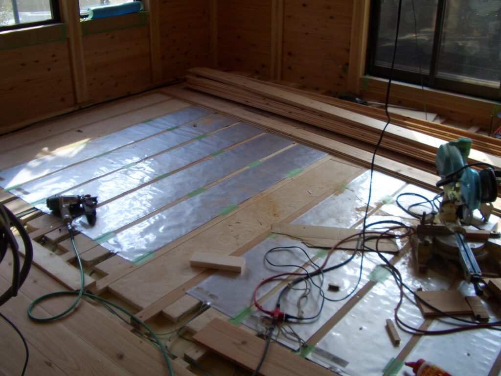 床暖房の設置が進む2階床