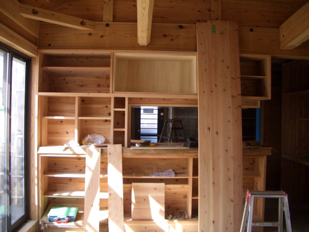 板倉造りの室内に設置された無垢材の造作キッチン収納