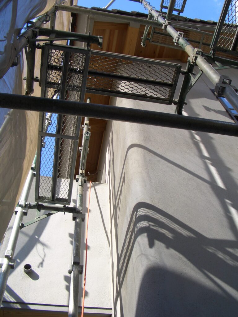 外壁にラス網施工後モルタルを塗った左官下地の様子