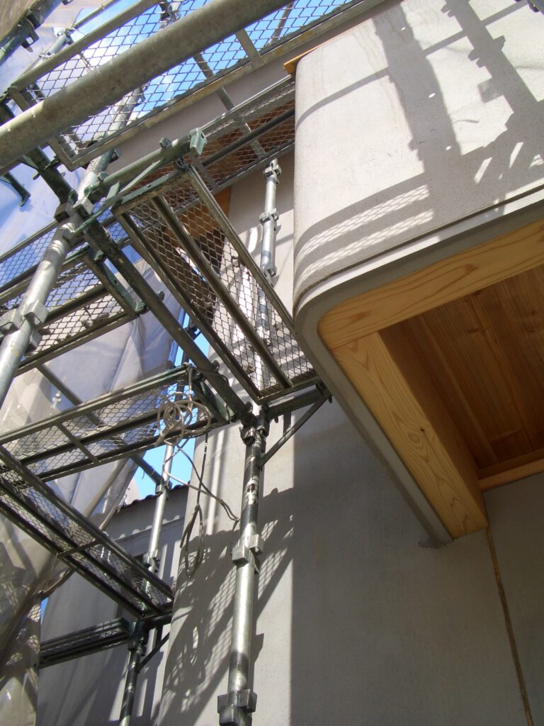 スイス漆喰カルクウォールを吹き付けた外壁の曲面部分