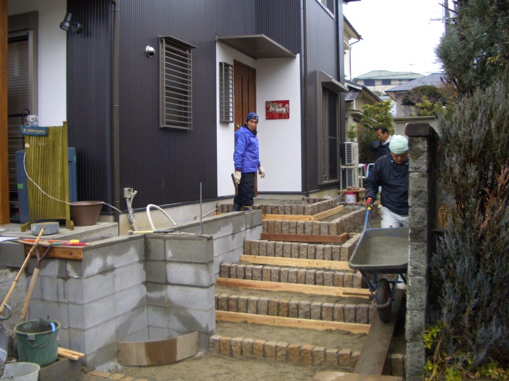 ピンコロ石を使った外構の階段工事の様子
