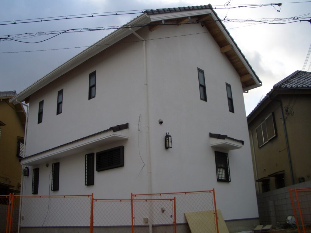 足場撤去後の白いスイス漆喰外壁の外観