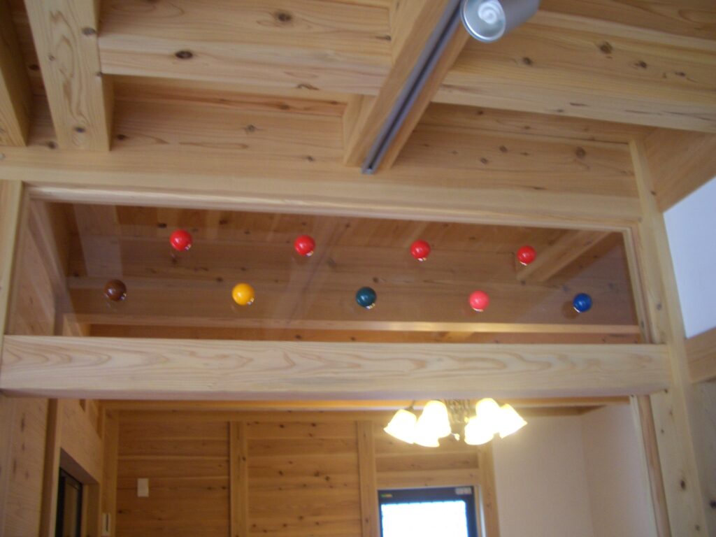 ビリヤード室の欄間に飾られたカラフルなビリヤードボール