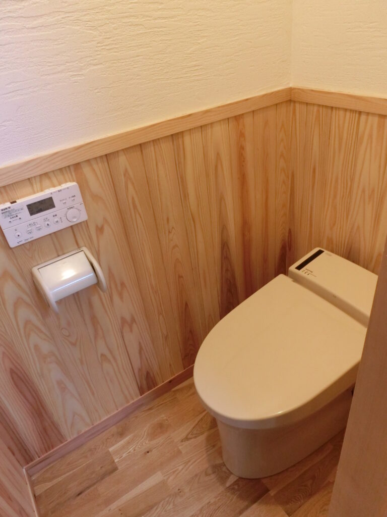 改修後のトイレ(無垢材の腰板と漆喰壁)