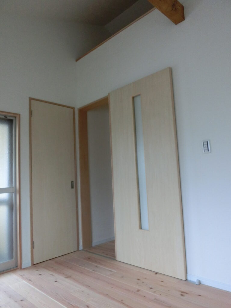 改修後の2階洋室(勾配天井と小屋組みが見える開放的な空間)