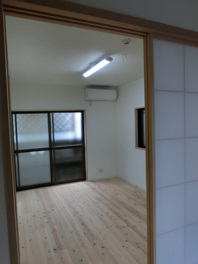 改修後の1階洋室(無垢杉材の床と漆喰壁)