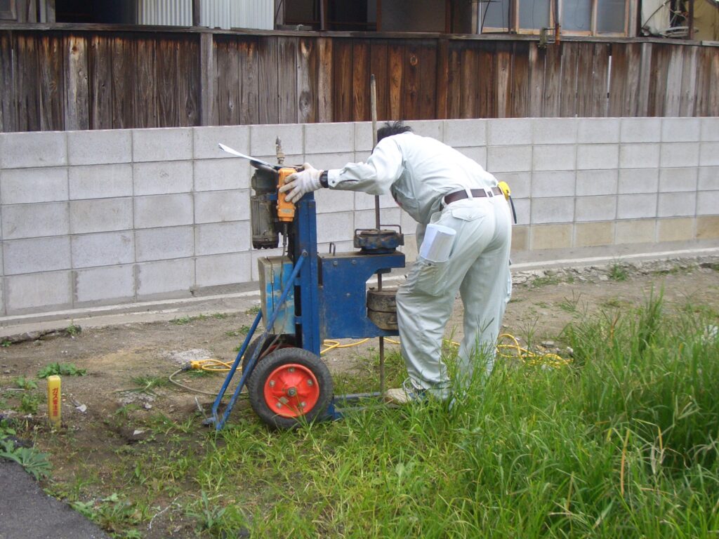 敷地での地盤調査(スウェーデン式サウンディング試験)の様子