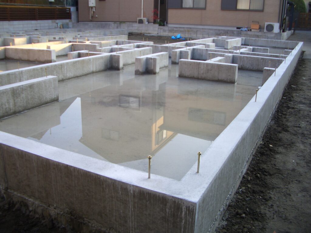 基礎工事が完了した敷地の全景