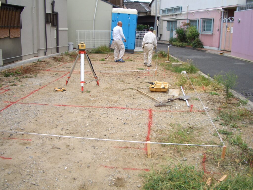 着工時の敷地で測量・地縄張りを行っている様子