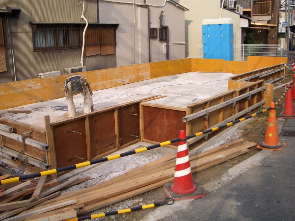 基礎立ち上がりの型枠を設置しコンクリートの打設を待つ状態