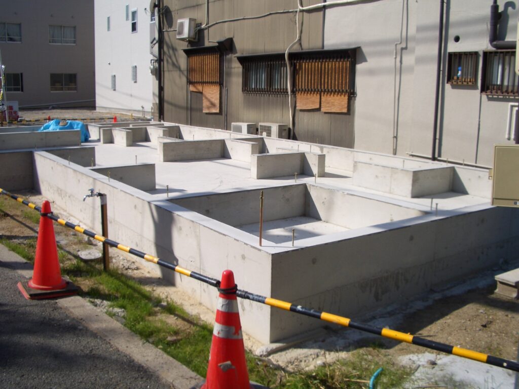 型枠を外して完成したべた基礎の全景