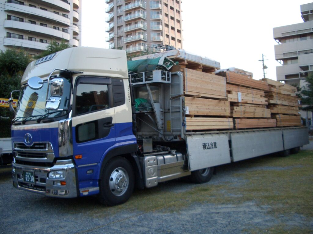 徳島から届いた板倉材を満載したトレーラー