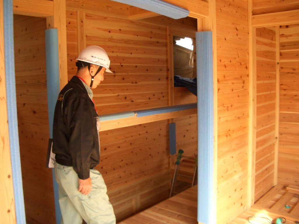 中間検査で検査員が板倉造りの構造を確認している様子