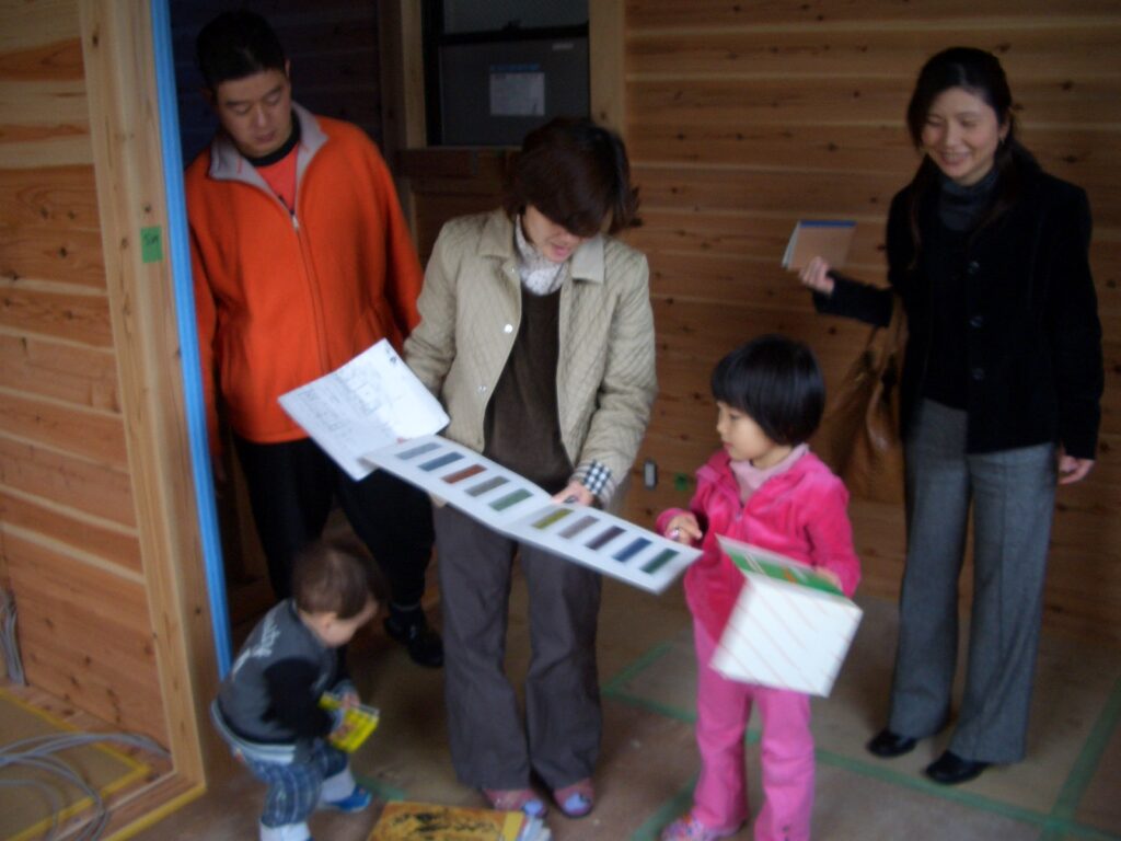 施主ご家族が現場で内装の仕上げについて打ち合わせをしている様子