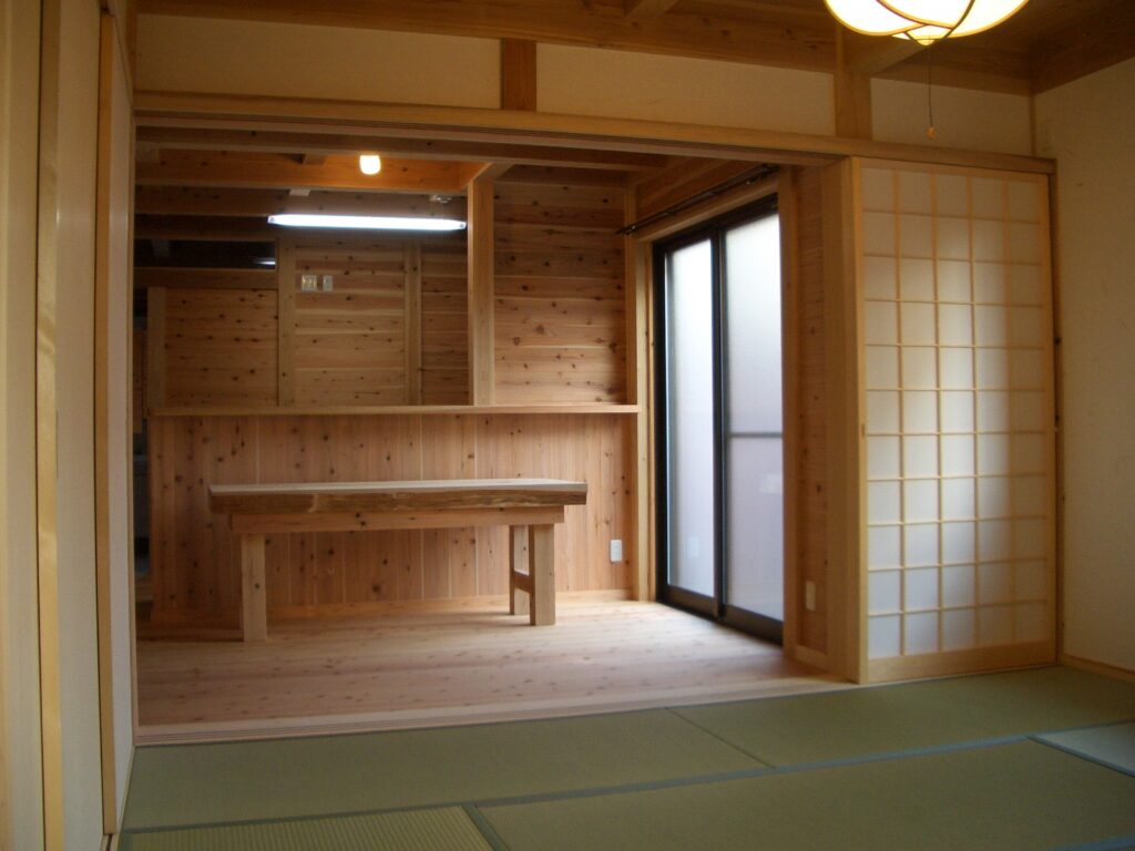 完成した畳敷きのリビング。土佐和紙の壁と杉の天井・梁が見える