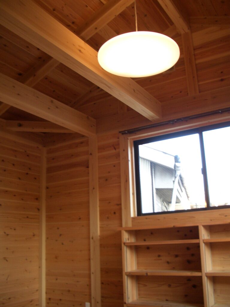 完成した2階の部屋。小屋裏あらわしの勾配天井と造り付け本棚