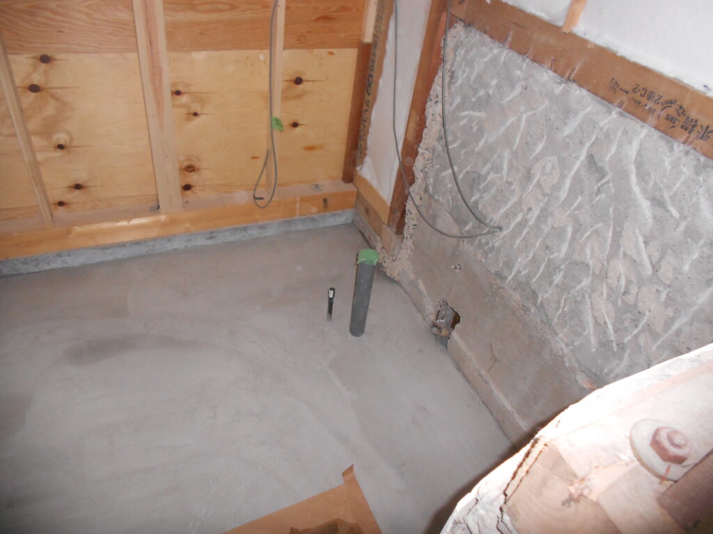 浴室拡張部分の基礎増設と配管施工の様子