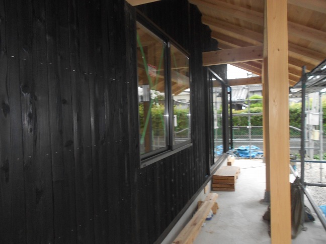 焼杉外壁が施工された庫裏の外観、黒い焼杉板が美しく並ぶ