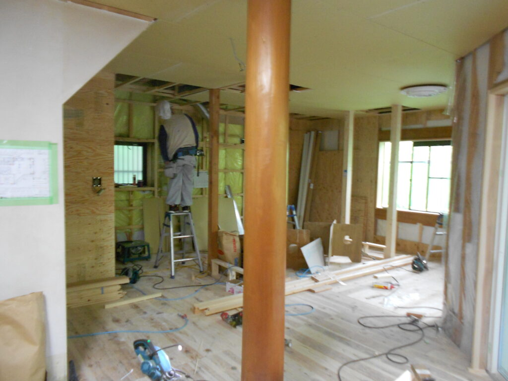 内部の下地組みと断熱材施工が進むリビング空間